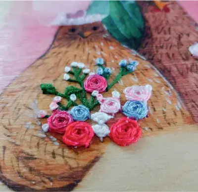 Esküvőre, nászajándékba örök emlék egy fára hímzett és rajzolt fatábla egyedi figurákkal