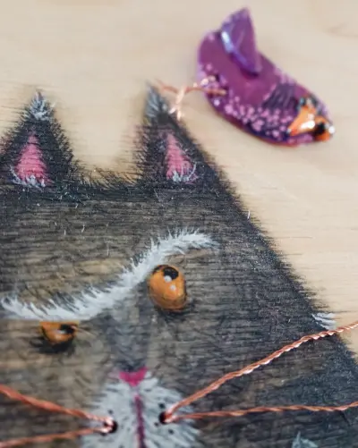 Macska és madár fára hímzett festmény zero waste újrahasznosítható anyagokból